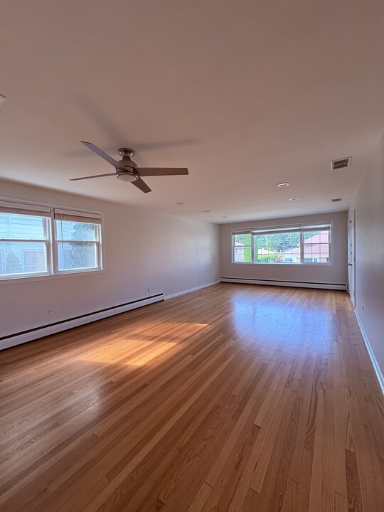 85 E Quincy St, Unit 2 in Riverside, IL - Building Photo
