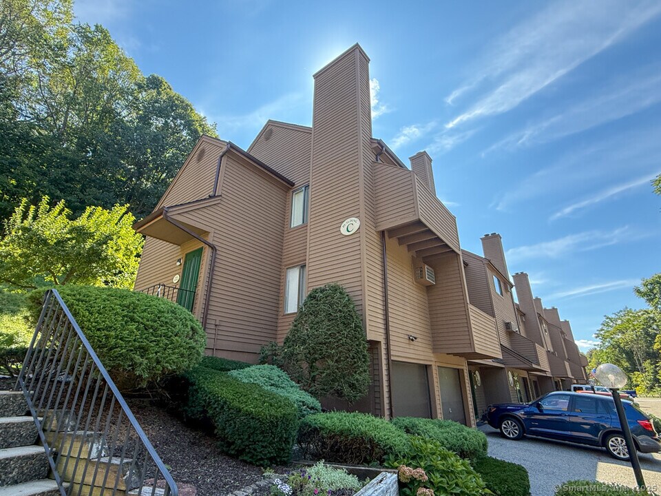 55 Cross St in Danbury, CT - Building Photo