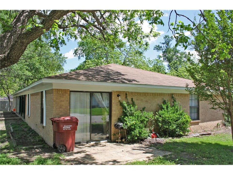 1109 W Jordan St, Unit End unit on Triplex in Grand Saline, TX - Building Photo