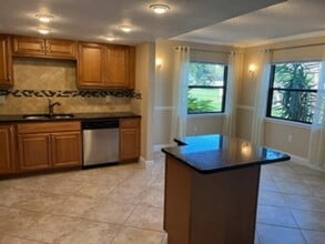 2469 Twin Dr, Unit 23 in Sarasota, FL - Foto de edificio - Building Photo