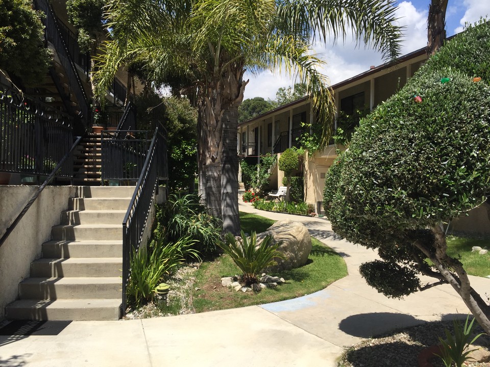 6842 Valmont St, Unit 11 in Los Angeles, CA - Foto de edificio