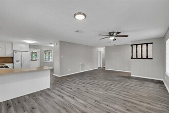 29806 Lazy Ln in Spring, TX - Foto de edificio - Building Photo