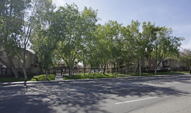 East 35th St. Apartments in Palmdale, CA - Building Photo - Building Photo