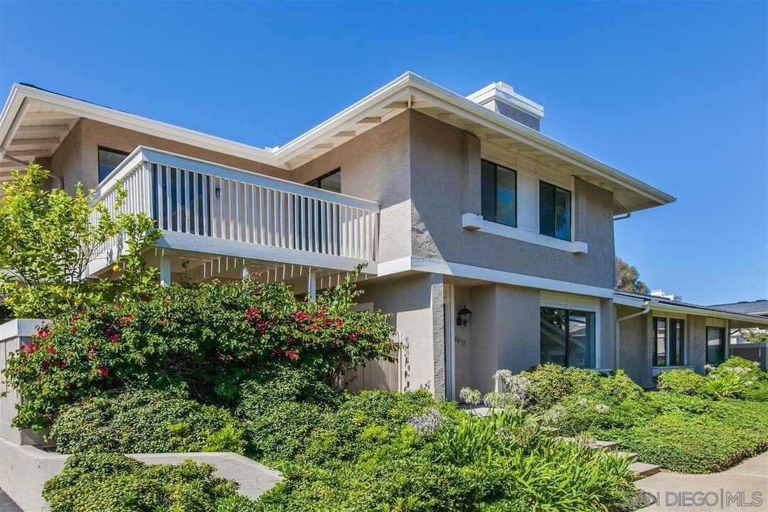 8052 Camino Tranquilo in San Diego, CA - Foto de edificio