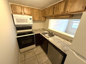 7009 Waterside Dr in Tampa, FL - Building Photo - Building Photo