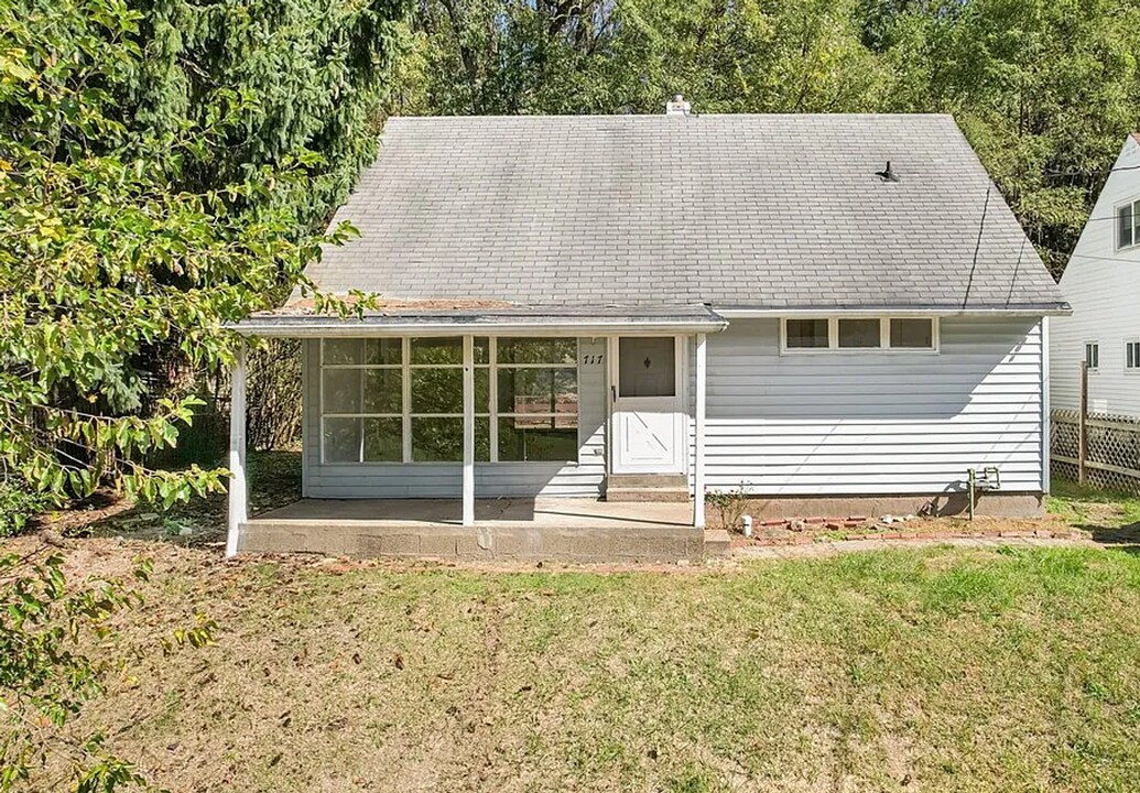 717 Jefferson Rd in Pittsburgh, PA - Building Photo