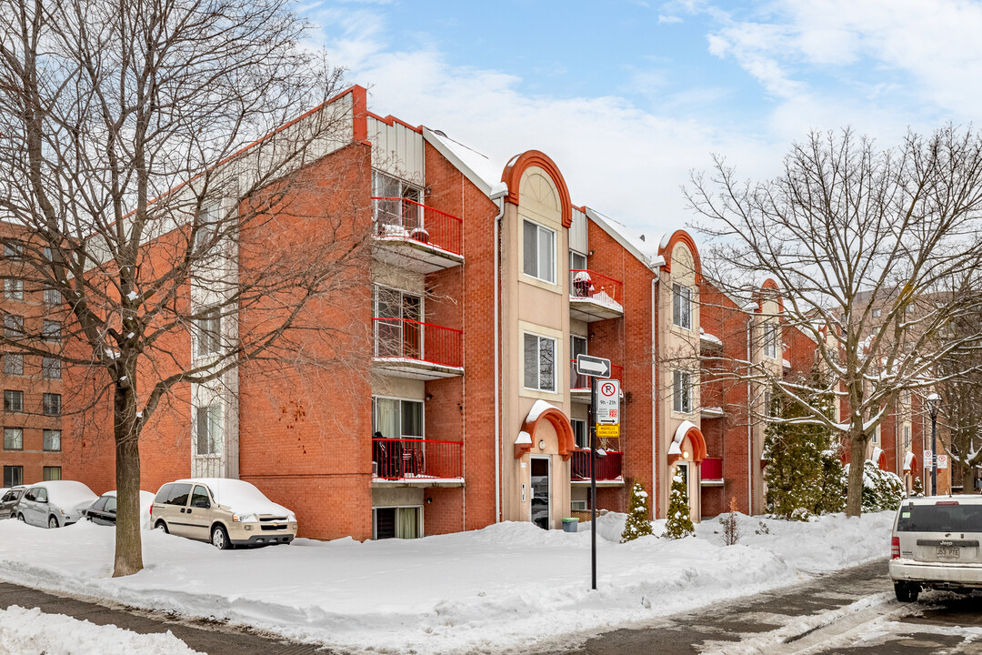 10270 Paul-Comtois in Montréal, QC - Building Photo