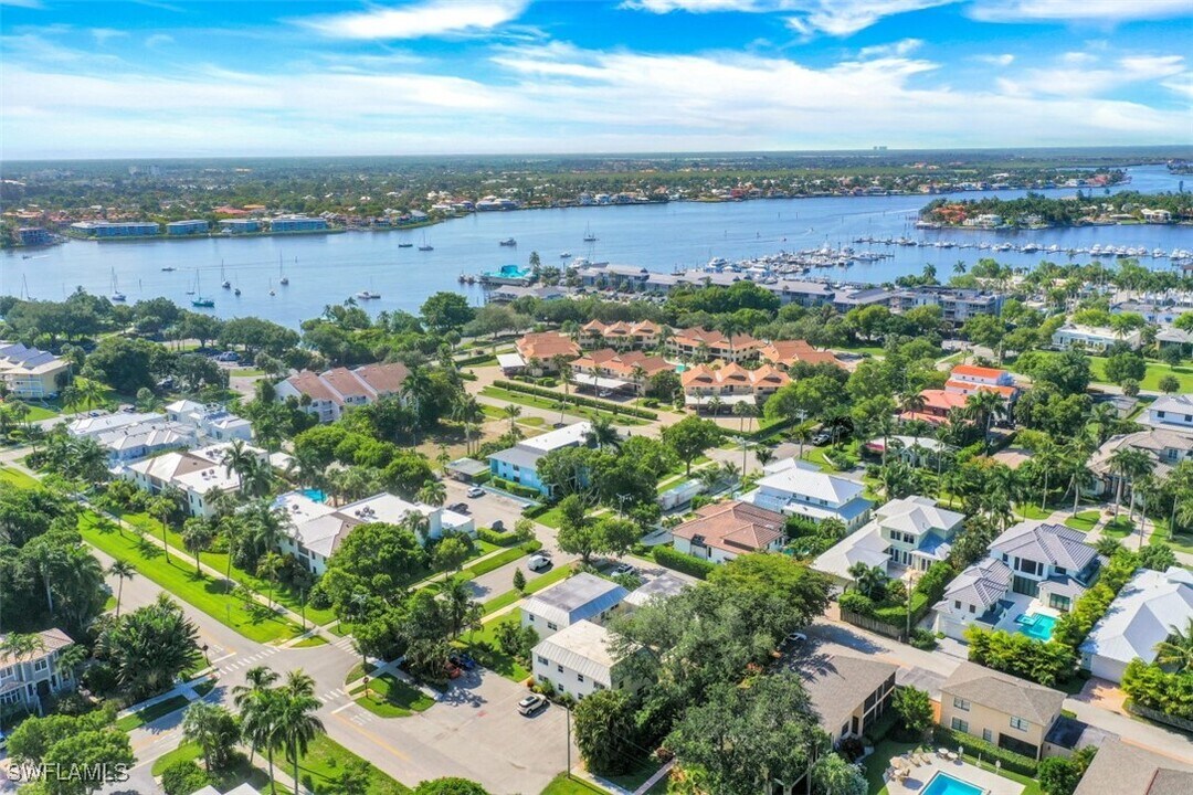 780 10th Ave S in Naples, FL - Foto de edificio