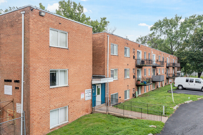 Harrison Court Apartments in Upper Darby, PA - Foto de edificio - Building Photo