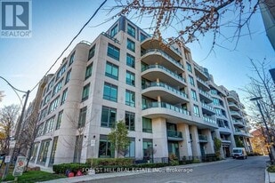 377 Madison Ave in Toronto, ON - Building Photo