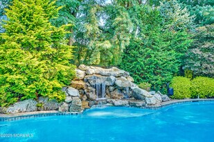 25 Muncy Dr in West Long Branch, NJ - Building Photo