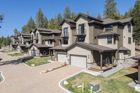 Gondola Vista Luxury Homes - Tourist Corridor in South Lake Tahoe, CA - Foto de edificio - Building Photo