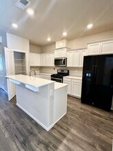 1202 NW Upas Pl in Redmond, OR - Foto de edificio - Building Photo