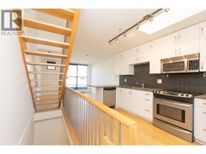 682 W 16th Ave in Vancouver, BC - Building Photo - Building Photo