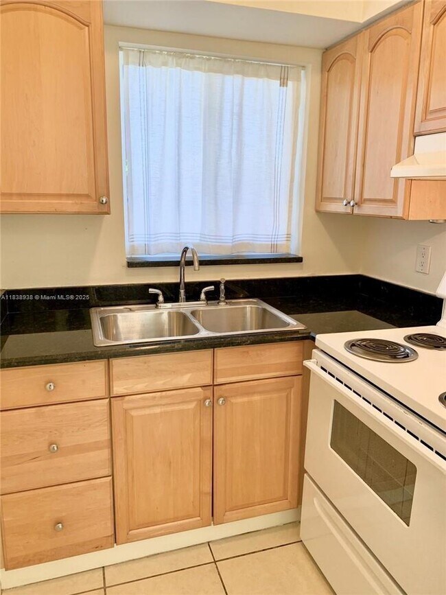 59 NW 37th St in Oakland Park, FL - Building Photo - Building Photo