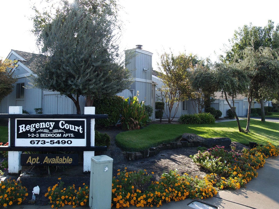 Regency Court in Madera, CA - Foto de edificio