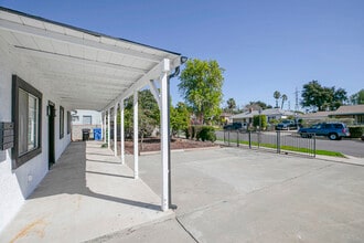 10955 Burnet Ave in Mission Hills, CA - Foto de edificio - Building Photo