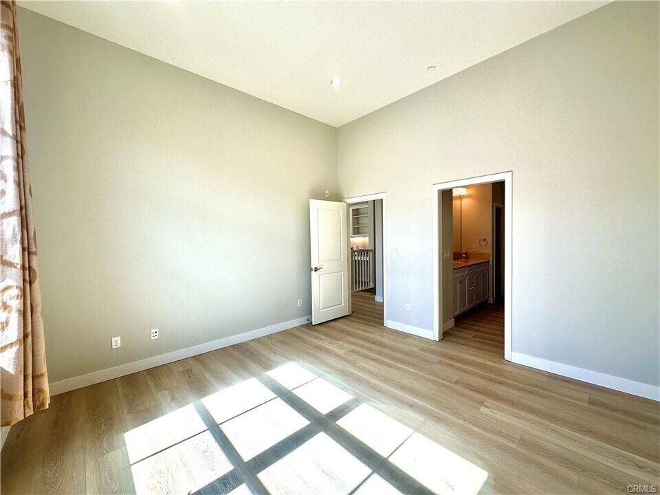106 Overbrook in Irvine, CA - Building Photo