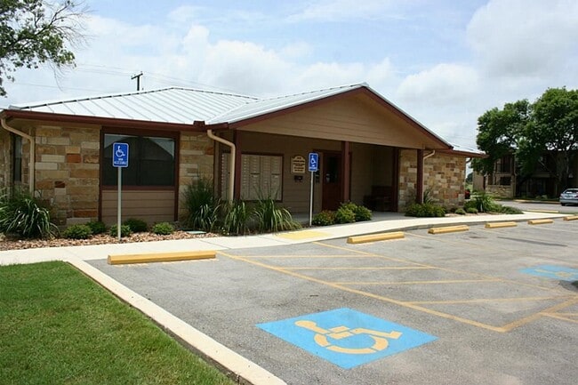 2701 Zanderson Ave in Jourdanton, TX - Building Photo - Building Photo