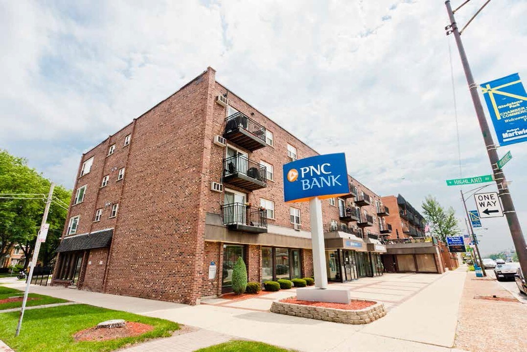 6333 N Milwaukee Ave in Chicago, IL - Building Photo