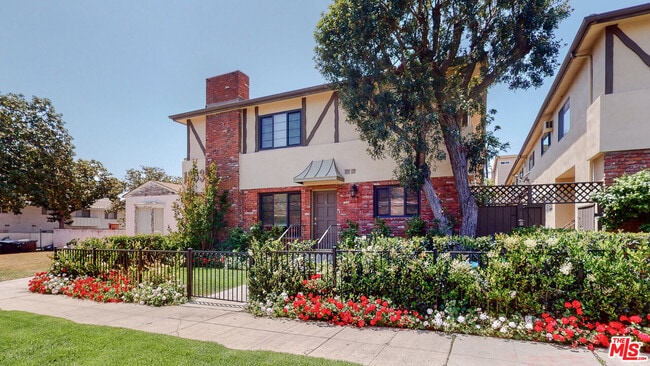 property at 1833 Manning Ave