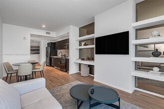 398 NE 5th St, Unit 4211 in Miami, FL - Foto de edificio - Building Photo
