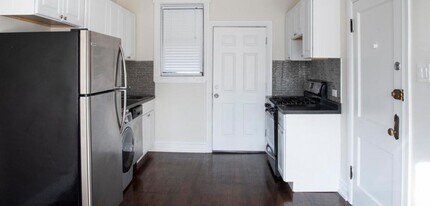 1056 W Lill Ave in Chicago, IL - Building Photo - Building Photo