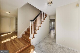 10323 Snowpine Way in Potomac, MD - Foto de edificio - Building Photo