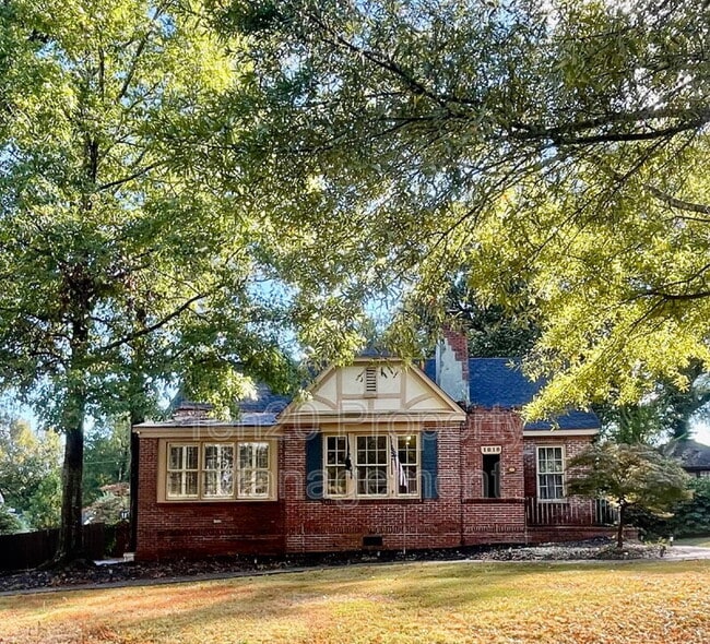 property at 1818 Slade Dr