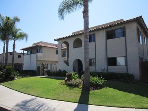 Hoyt Circle Apartments in Huntington Beach, CA - Building Photo - Building Photo