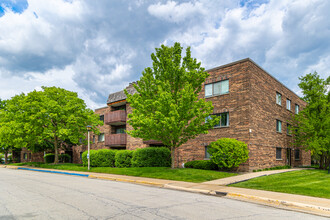 925 Spring Hill Dr in Northbrook, IL - Building Photo - Building Photo