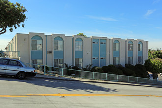 Golden Crest Apartments in San Diego, CA - Building Photo - Building Photo