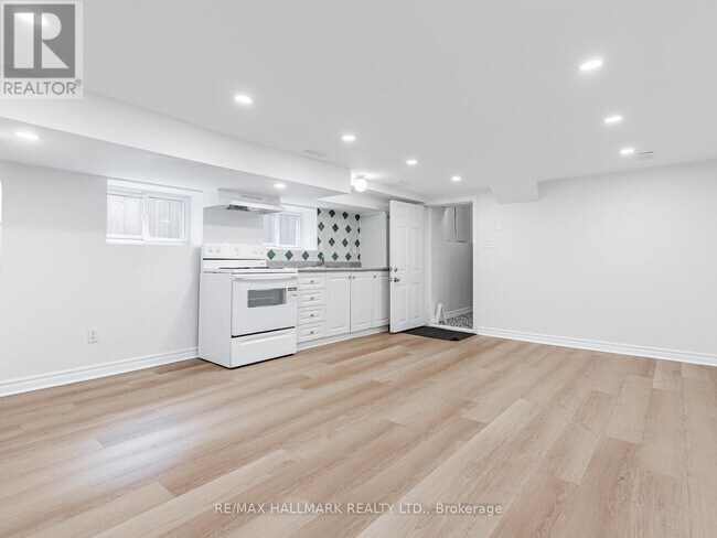 8 Redwood Ave in Toronto, ON - Building Photo - Building Photo
