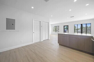 349 NW 40th St, Unit 104 in Oakland Park, FL - Building Photo - Building Photo