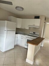 422 Lakeside Dr in Margate, FL - Building Photo - Building Photo