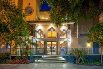 Olive Plaza Senior Apartments 55+ in Burbank, CA - Foto de edificio - Building Photo