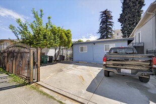 2046 Rutherford St in Oakland, CA - Building Photo