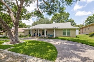 6811 Huff Trail in Dallas, TX - Building Photo