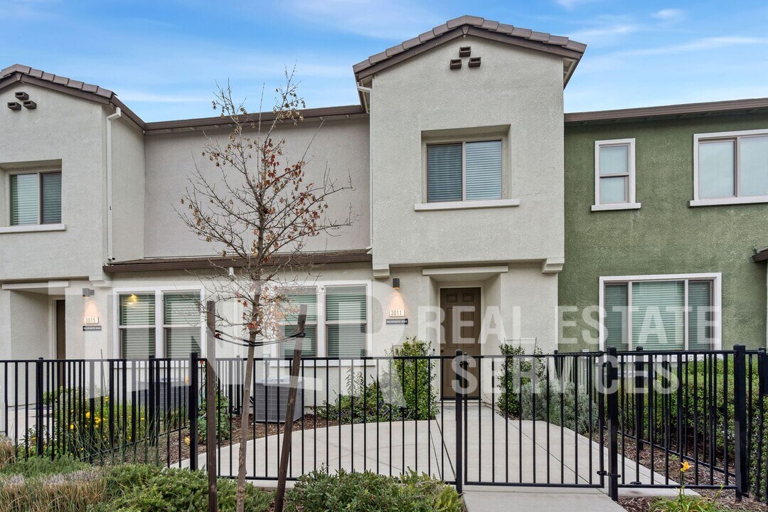 3011 Mesmerizing Walk in Sacramento, CA - Building Photo
