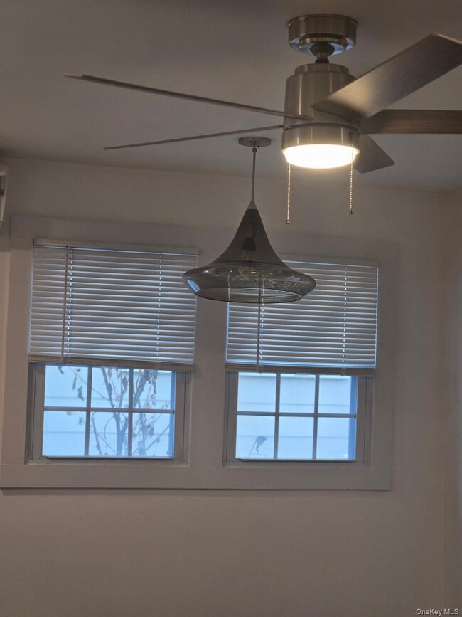 125 Roslyn Rd in Mineola, NY - Building Photo - Building Photo
