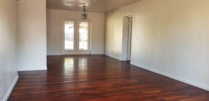 6155 N 17th Dr in Phoenix, AZ - Foto de edificio - Building Photo