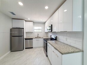 5621 NE 22nd Ave in Fort Lauderdale, FL - Building Photo - Building Photo