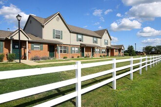 Welcome to Jefferson Crossing Townhomes in Kokomo, IN - Building Photo - Building Photo