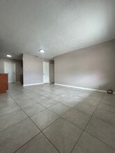 323 NW 15th St, Unit 323 in Belle Glade, FL - Foto de edificio - Building Photo