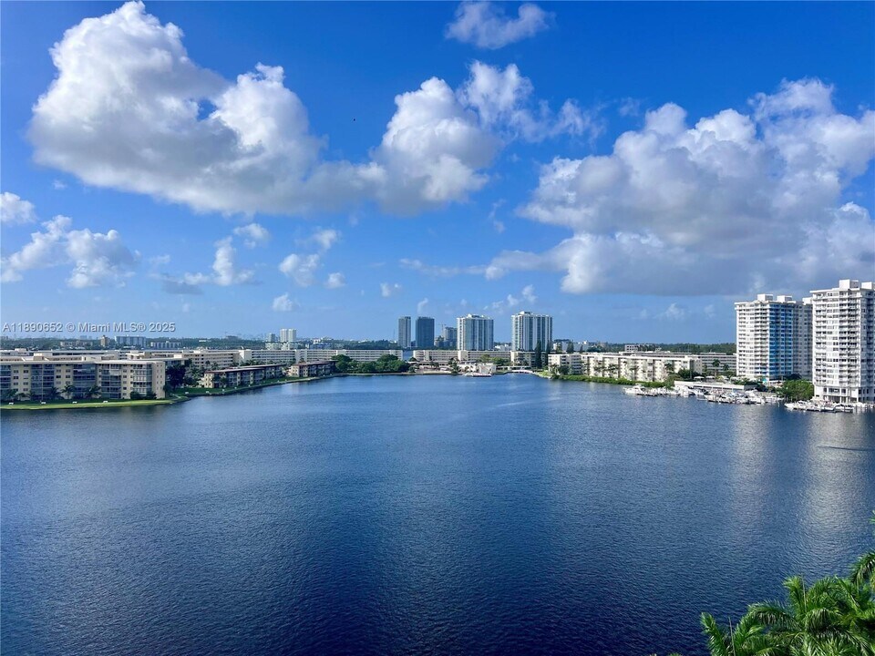 2851 NE 183rd St in Aventura, FL - Foto de edificio