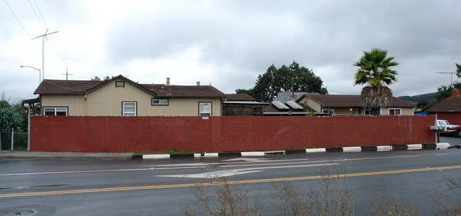 277 E Robles Ave in Santa Rosa, CA - Foto de edificio - Building Photo