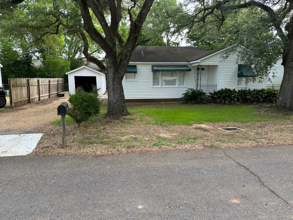 2219 Rogers Dr in Alexandria, LA - Building Photo