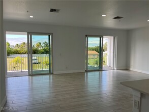 4425 SW Santa Barbara Pl in Cape Coral, FL - Foto de edificio - Building Photo