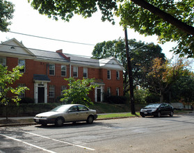 4024 Calvert St NW in Washington, DC - Foto de edificio - Building Photo