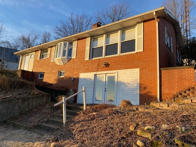 property at 1121 Fiesta Rd SW